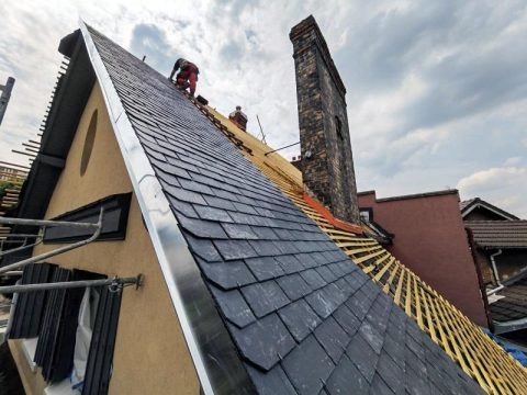 Chantier de rénovation de toiture ardoise