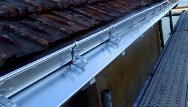 Gouttière nantaise en zinc sur toiture