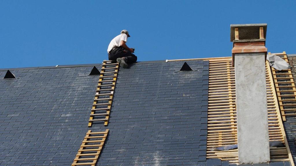 Couvreur posant de l’ardoise sur toiture