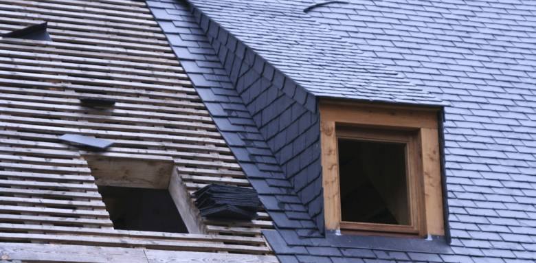 Rénovation de toiture ardoise avec fenêtre de toit
